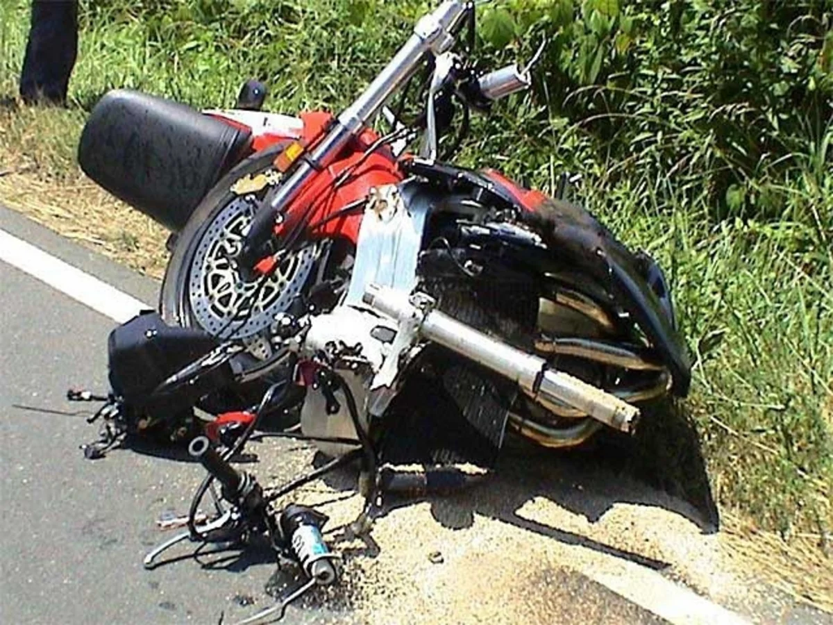 Salyanda motosikl ağaca çırpılıb, sürücü yaralanıb