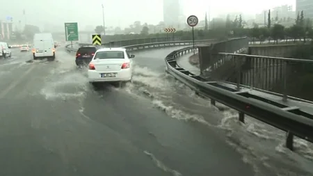 İstanbulda leysan yağıb, metro stansiyalarını və küçələri su basıb - VİDEO