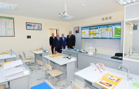 Prezident İlham Əliyev Bakıdakı 261 nömrəli məktəb-liseydə əsaslı təmirdən sonra görülən işlərlə tanış olub - YENİLƏNİB