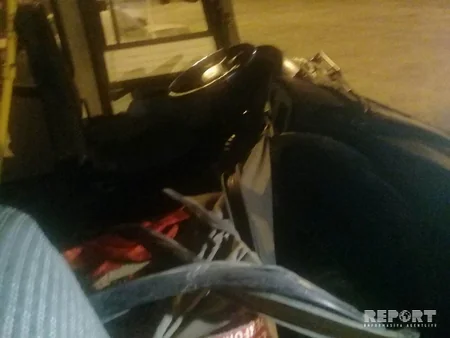 Bakıda sərnişin avtobusu yük maşınına çırpılıb, 8 nəfər xəsarət alıb - FOTO