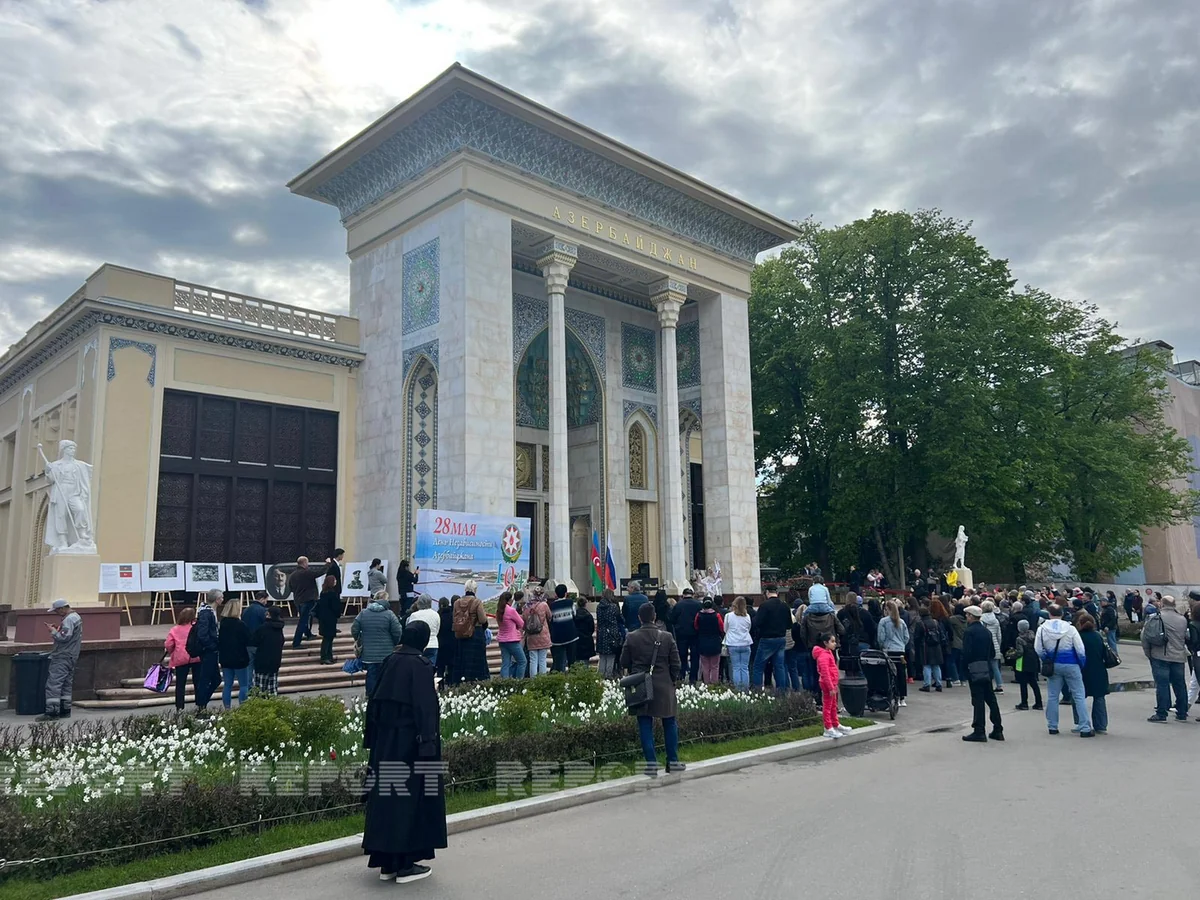 Под открытым небом в павильоне Азербайджан на ВДНХ отметили День независимости