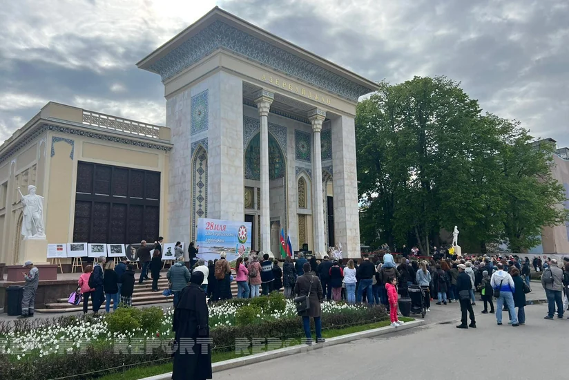 Под открытым небом в павильоне Азербайджан на ВДНХ отметили День независимости