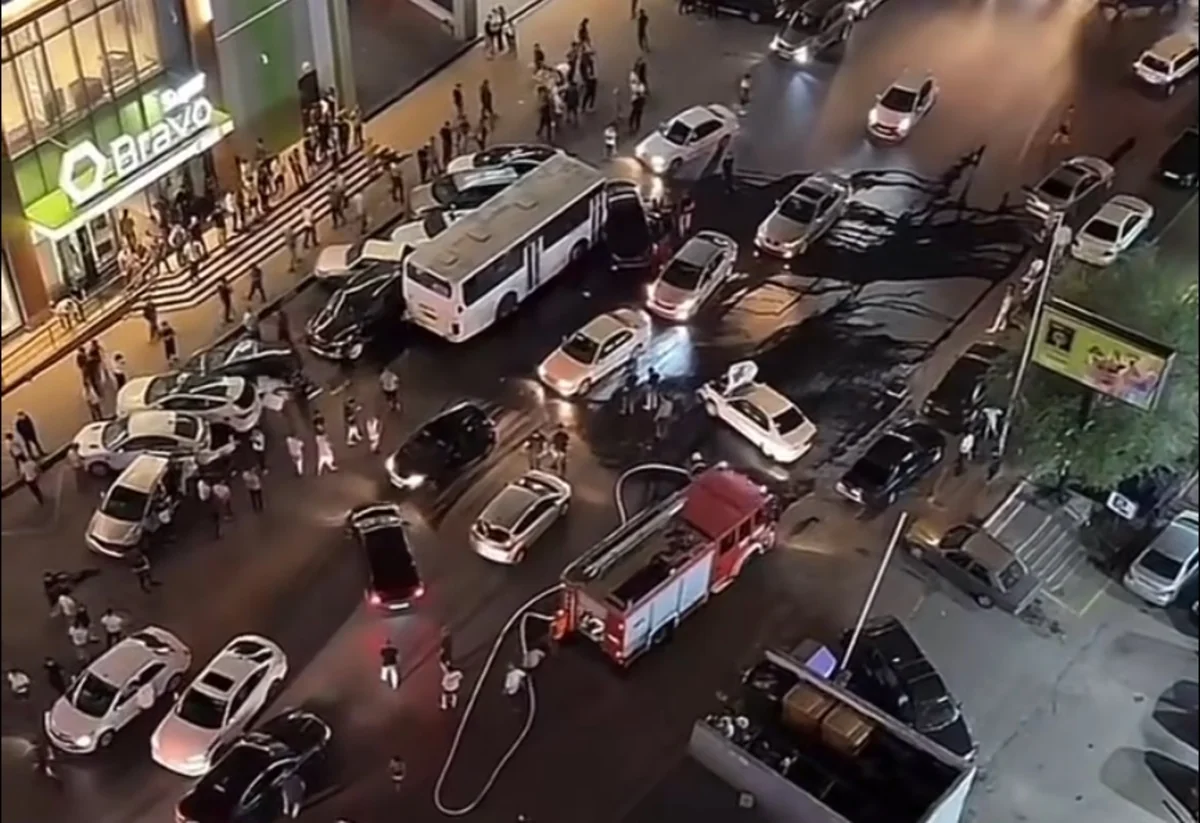 Bakıda sərnişin avtobusu 10-dan çox maşını əzib, biri yanıb - VİDEO - YENİLƏNİB