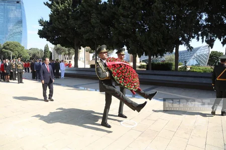 ​Zəfər Günü münasibəti ilə Bakıda Şəhidlər xiyabanı və Türk şəhidliyi ziyarət olunub