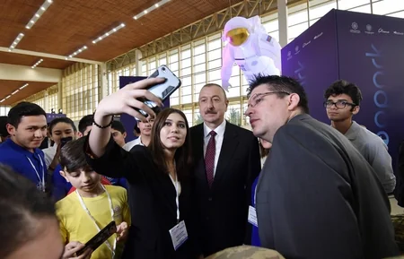 Prezident İlham Əliyev “Bakutel-2019” sərgisi ilə tanış olub - YENİLƏNİB
