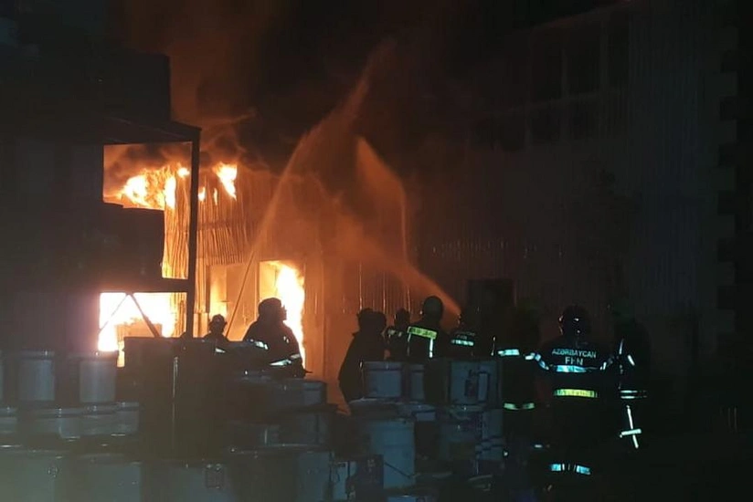 Bakıda fabrikdə yanğın söndürülüb, xəsarət alanlar var