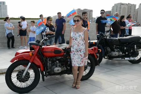 Heydər Əliyev Mərkəzində klassik avtomobillərin yürüşü və möhtəşəm əyləncə tədbirləri keçirilib - FOTOREPORTAJ