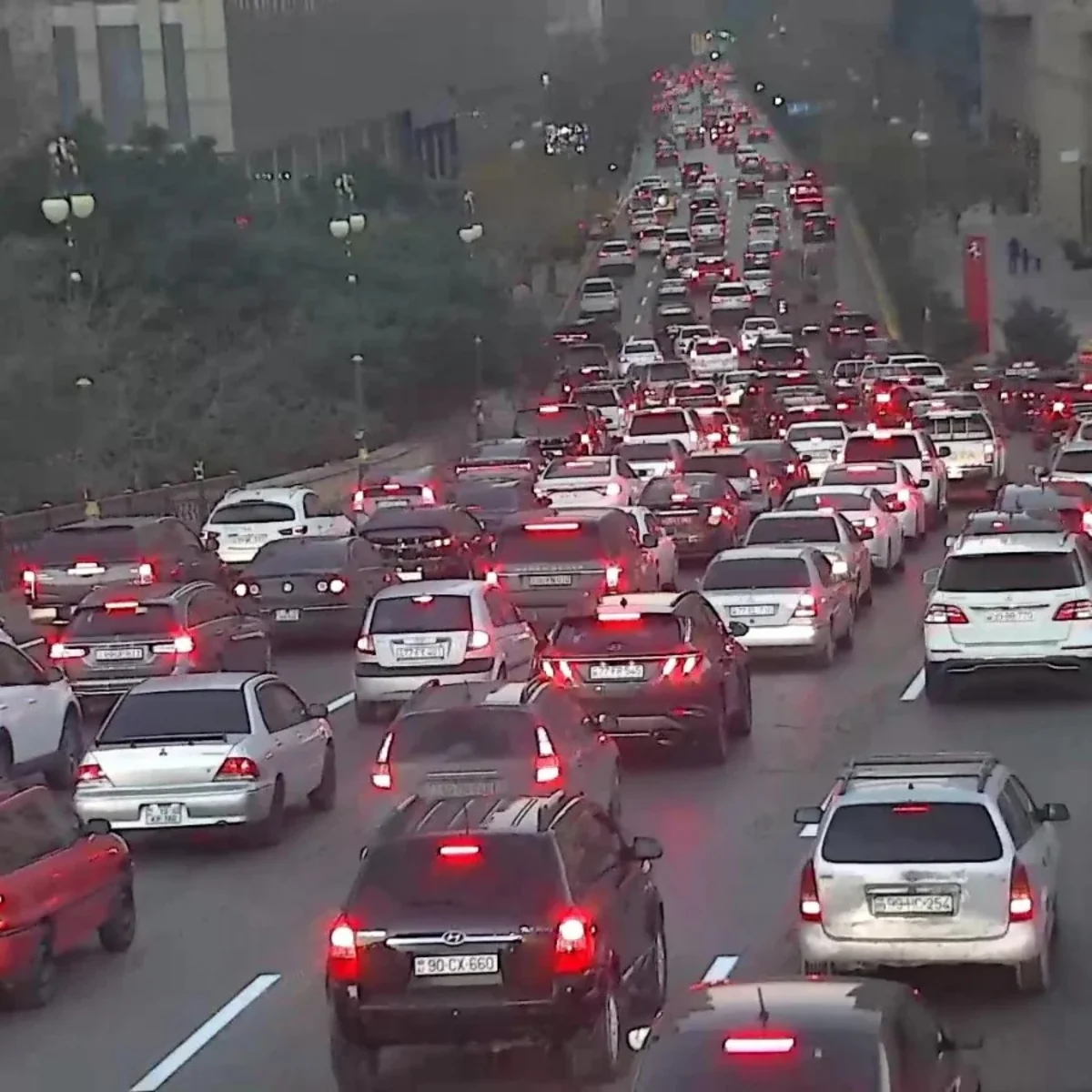 Bakının bəzi yollarında nəqliyyatın sıxlığı yaranıb