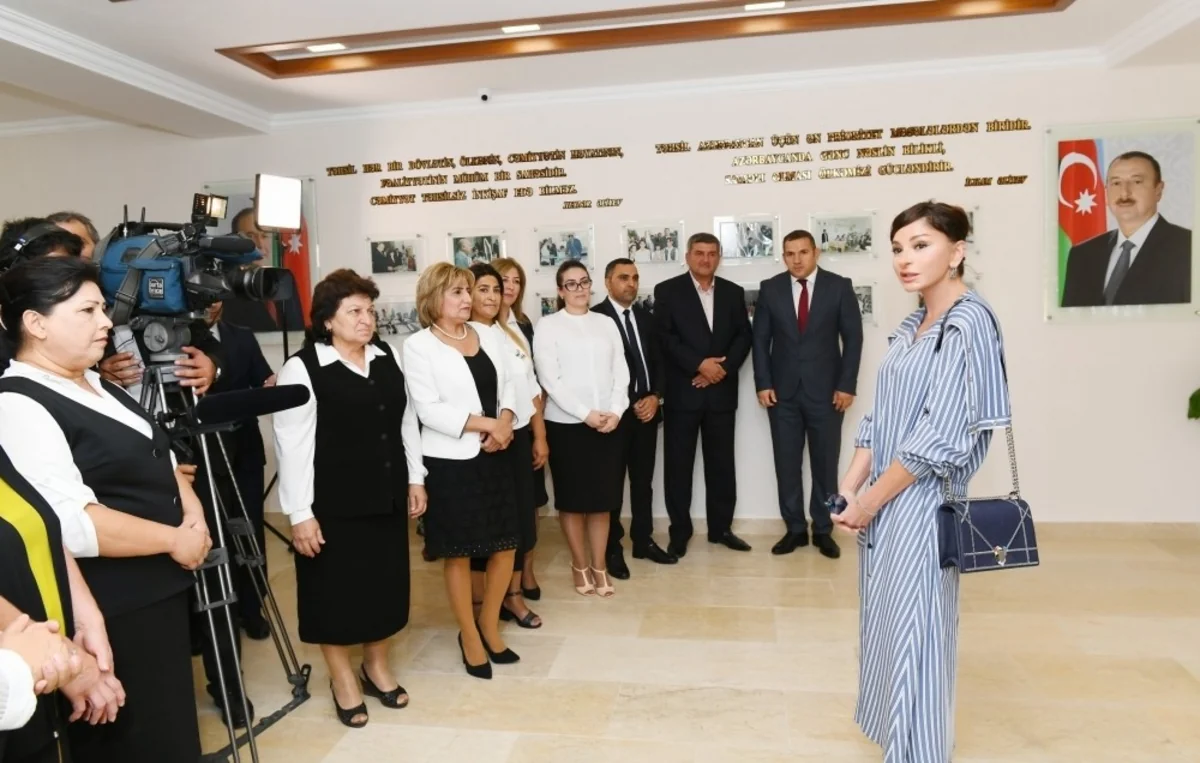 Первый вице-президент ознакомилась с созданными после реконструкции условиями в школе номер 113 в поселке Кюрдаханы