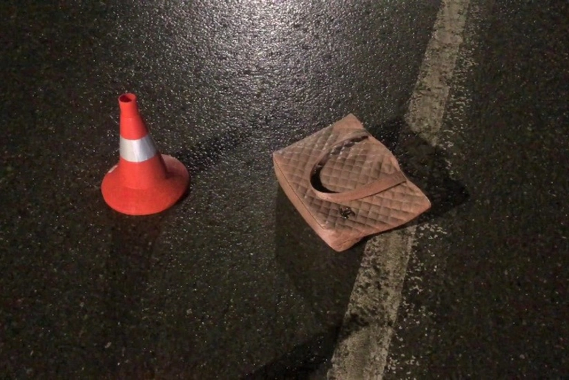 Abşeronda avtomobil qadını vurub