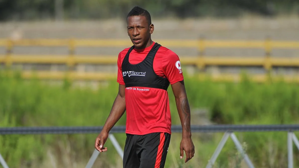 Защитник Вильярреала потерял паспорт и не может вылететь в Испанию