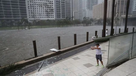 4.5 m storm waves hit Florida coast, Miami city partially under water  VIDEO