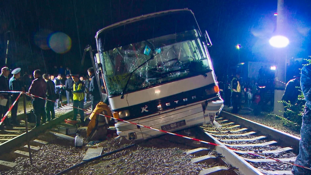 Mexico bus-train crash kills 3 and injures 14