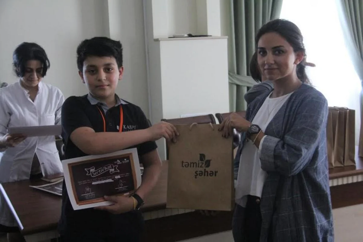 Təmiz Şəhər ASC Kaspi liseyinin şagirdlərini mükafatlandırıb