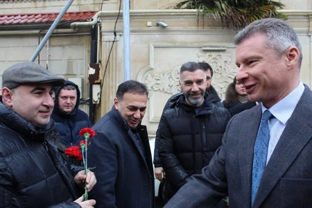 UABD nümayəndələri Ukrayna ordusuna 1000 qutu dərman ləvazimatları verib