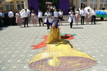 Təhsil naziri məcburi köçkün şagirdlərin Son zəngində  - FOTOREPORTAJ