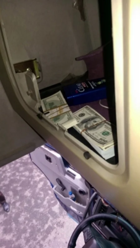 Azərbaycandan İrana 20 min dollardan artıq pul keçirmək istəyən şəxs saxlanıb - FOTO