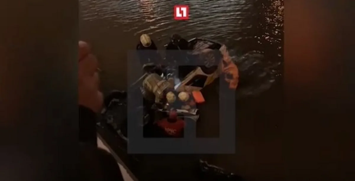 В Москве спасли такси, упавшее в реку - ВИДЕО