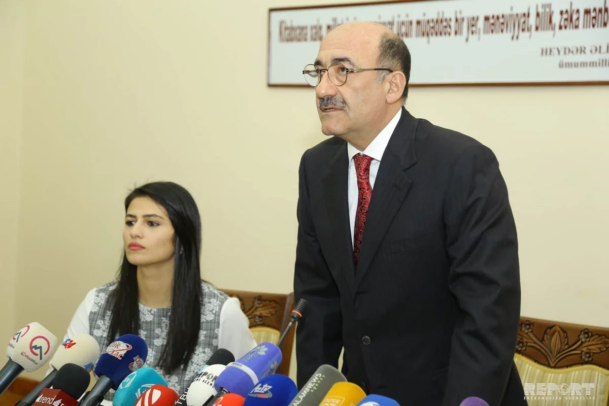 Əbülfəs Qarayev ifaçı Afət Fərmanqızının Nəsiminin qəzəlinə mahnı oxumasına münasibət bildirib