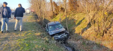 Qaxda qəzaya uğrayan avtomobil kanala aşıb, xəsarət alanlar var