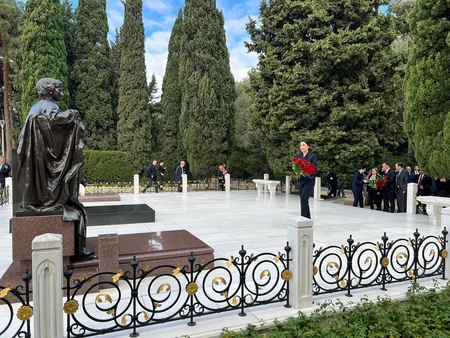Bakı Beynəlxalq Konfransının iştirakçıları Fəxri və Şəhidlər xiyabanlarını ziyarət ediblər
