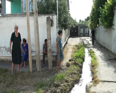 Kürdəmirin mərkəzi küçəsinin mövsümi qonaqları: yayda üfunət, qışda sel suları - REPORTAJ