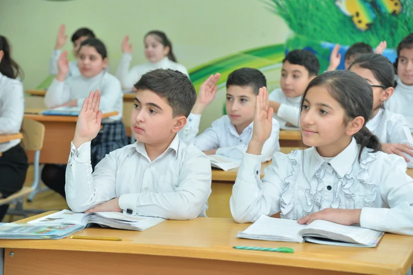 Bakıda təmayül siniflərində təhsil alan şagirdlərin sayı açıqlanıb