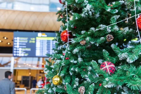 Bakı aeroportu Yeni il ab-havası bəxş edir