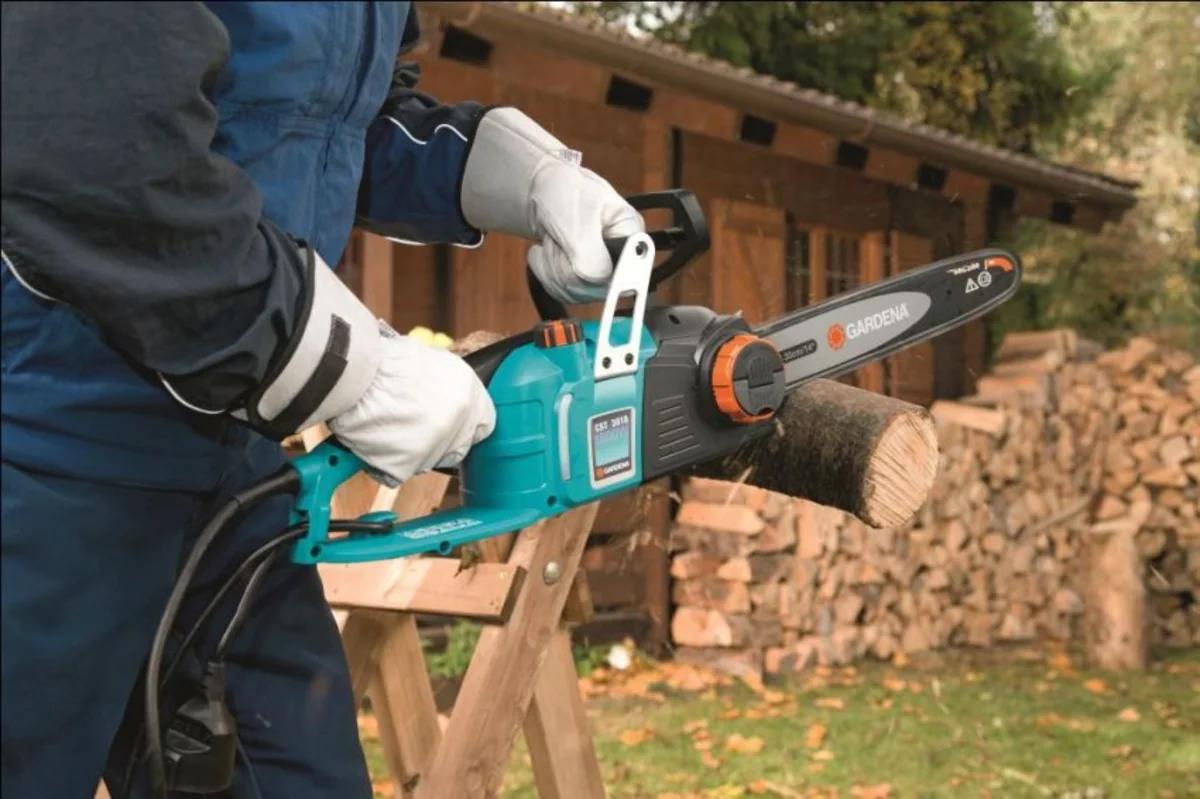 Oğuz sakini elektrik mişarı ilə ayağını kəsib