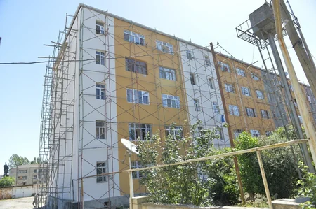 Qəzalı binalarda yaşayan sakinlərin müraciətinin nəticəsi - VİDEO