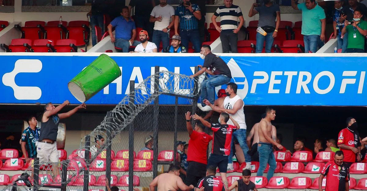Futbol matçında kütləvi dava zamanı 17 azarkeş ölüb
