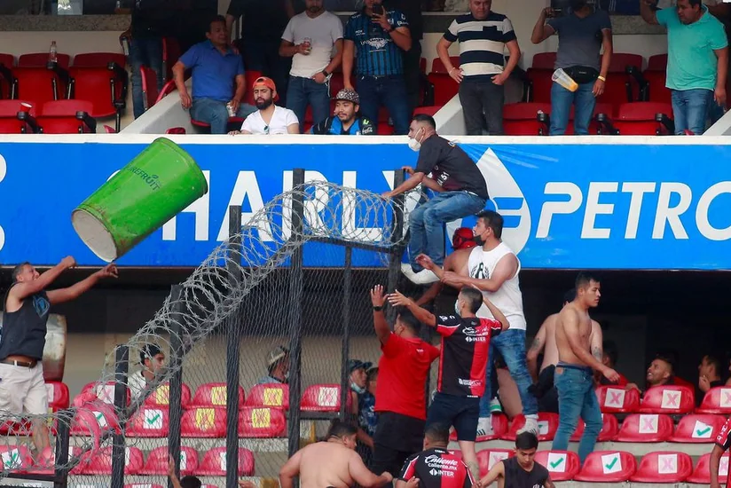 Futbol matçında kütləvi dava zamanı 17 azarkeş ölüb