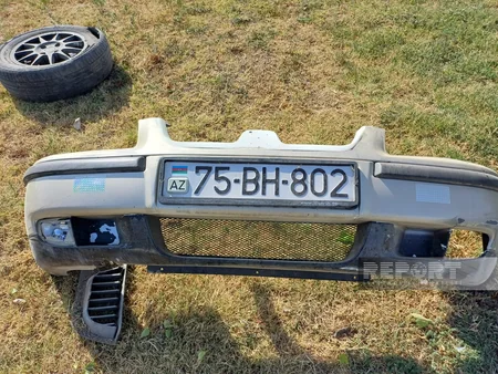 Naxçıvanda avtomobil bordürə dəyərək aşıb