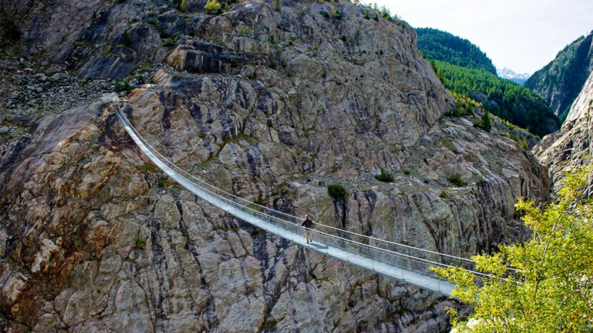 İsveçrədə dünyanın ən uzun asma piyada körpüsü açılıb