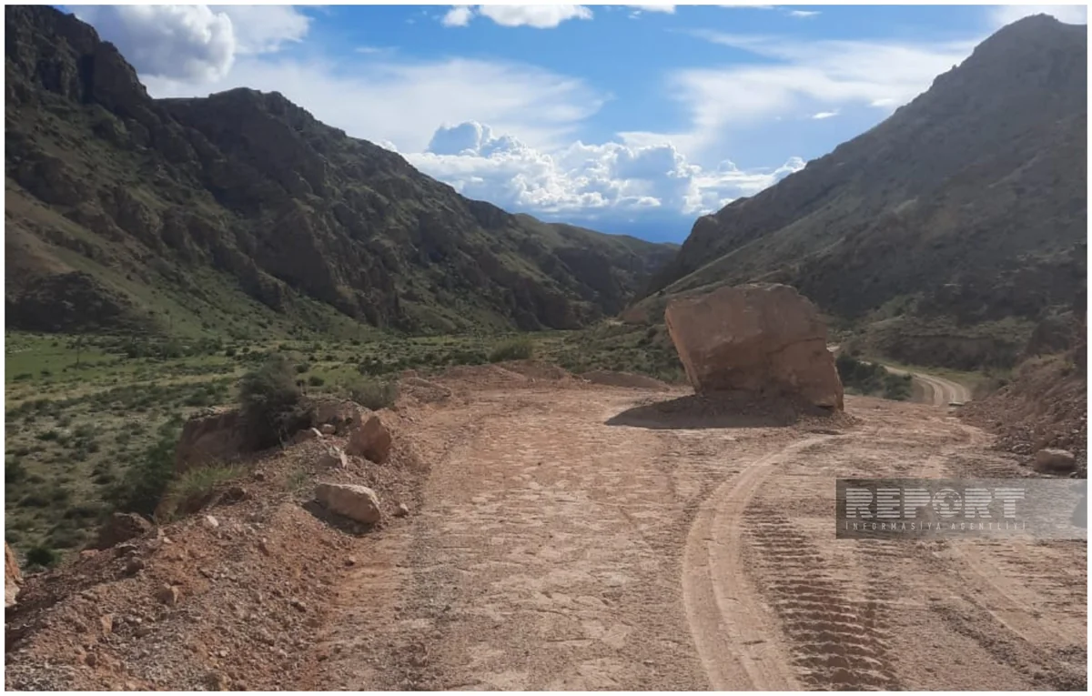 Şərurun kənd yolunda qaya uçqunu olub