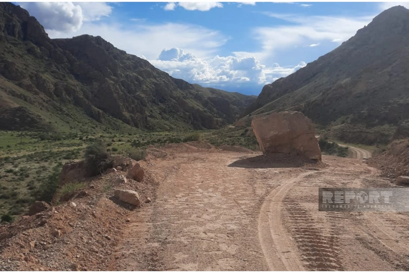 Şərurun kənd yolunda qaya uçqunu olub