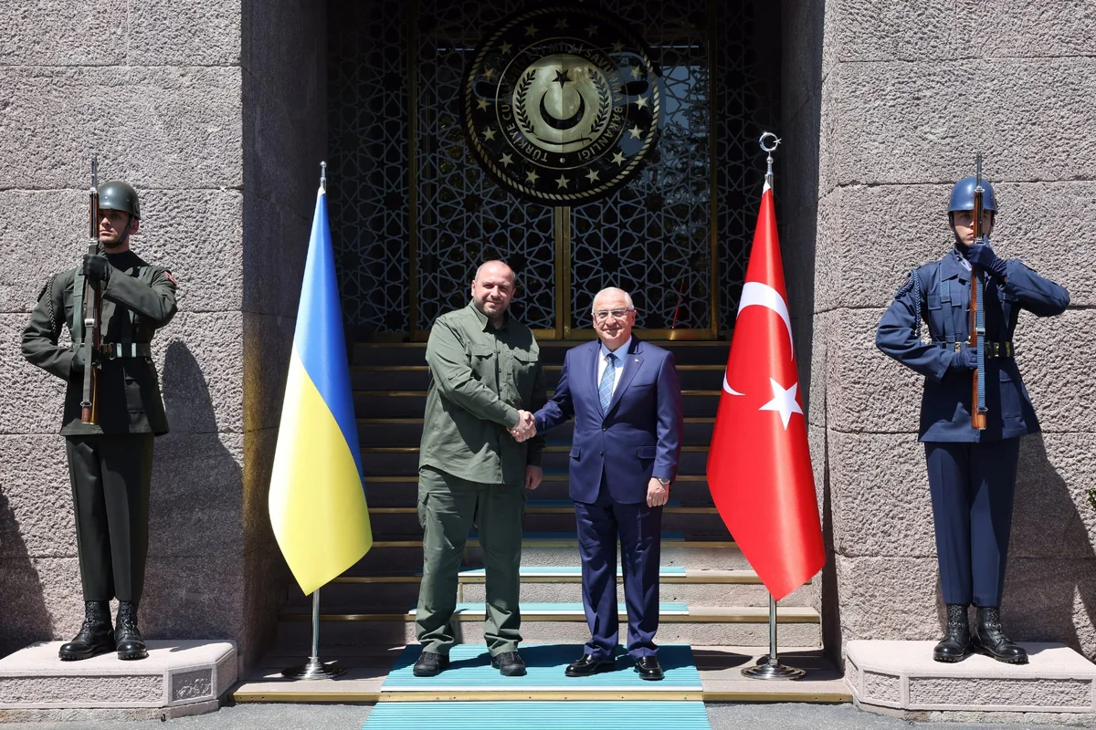 Ukraynanın müdafiə naziri Türkiyədə Yaşar Gülərlə görüşüb