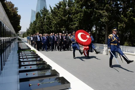 Ərdoğan Fəxri xiyabanı və Şəhidlər xiyabanını ziyarət edib