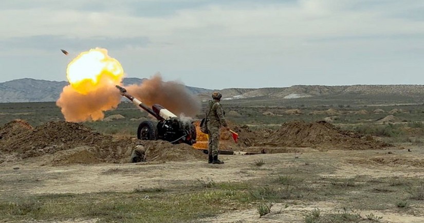MN: Artilleriya bölmələri ilə döyüş atışları keçirilib