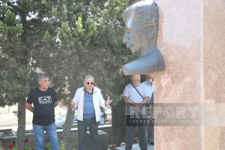 Mədəniyyət nümayəndələri Xalq artisti Şahmar Ələkbərovu məzarı önündə yad ediblər