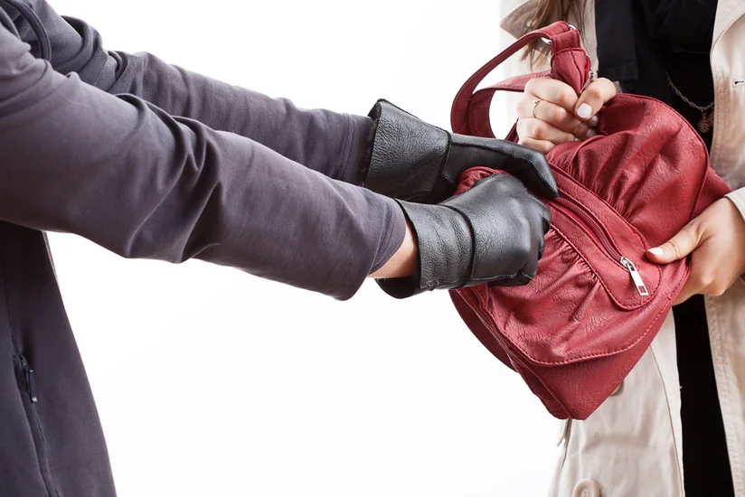 Ağdaşda ictimai nəqliyyatda oğurluq edən qadın saxlanıldı