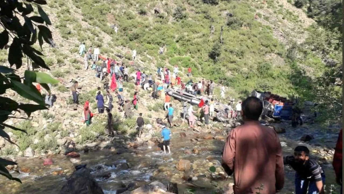 Hindistanda avtomobil dərəyə düşüb, ölənlər var