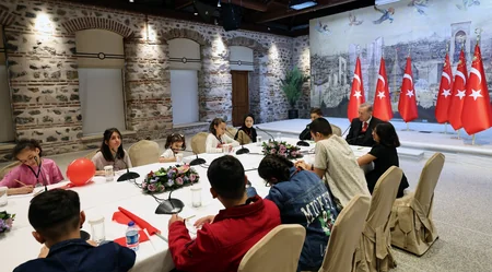 Ərdoğan Uşaq Bayramında zəlzələ qurbanları ilə görüşüb