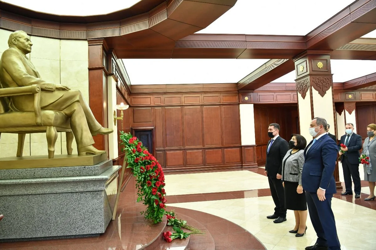 В Милли Меджлисе почтили память Гейдара Алиева