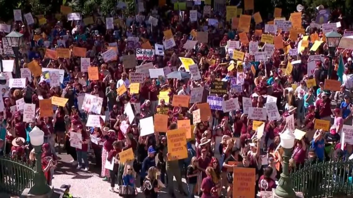 Avstraliyada on minlərlə müəllim etiraz tətilinə çıxıb