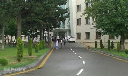Azərbaycanda universitet müəllimi iki qız tələbəni avtomobillə vurub - FOTO