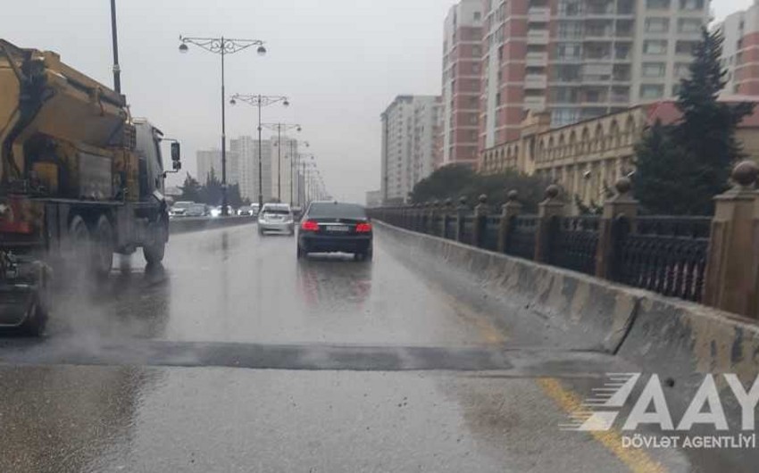 AAYDA: Bakıda yol ötürücüsü üzərində yaranmış aşınma aradan qaldırılıb