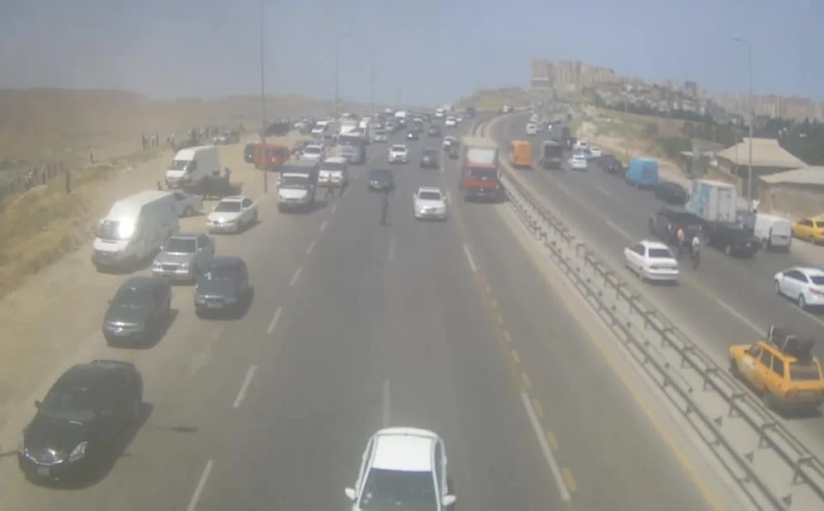 Bakı Dairəvi yolunda minik avtomobili dərəyə aşıb