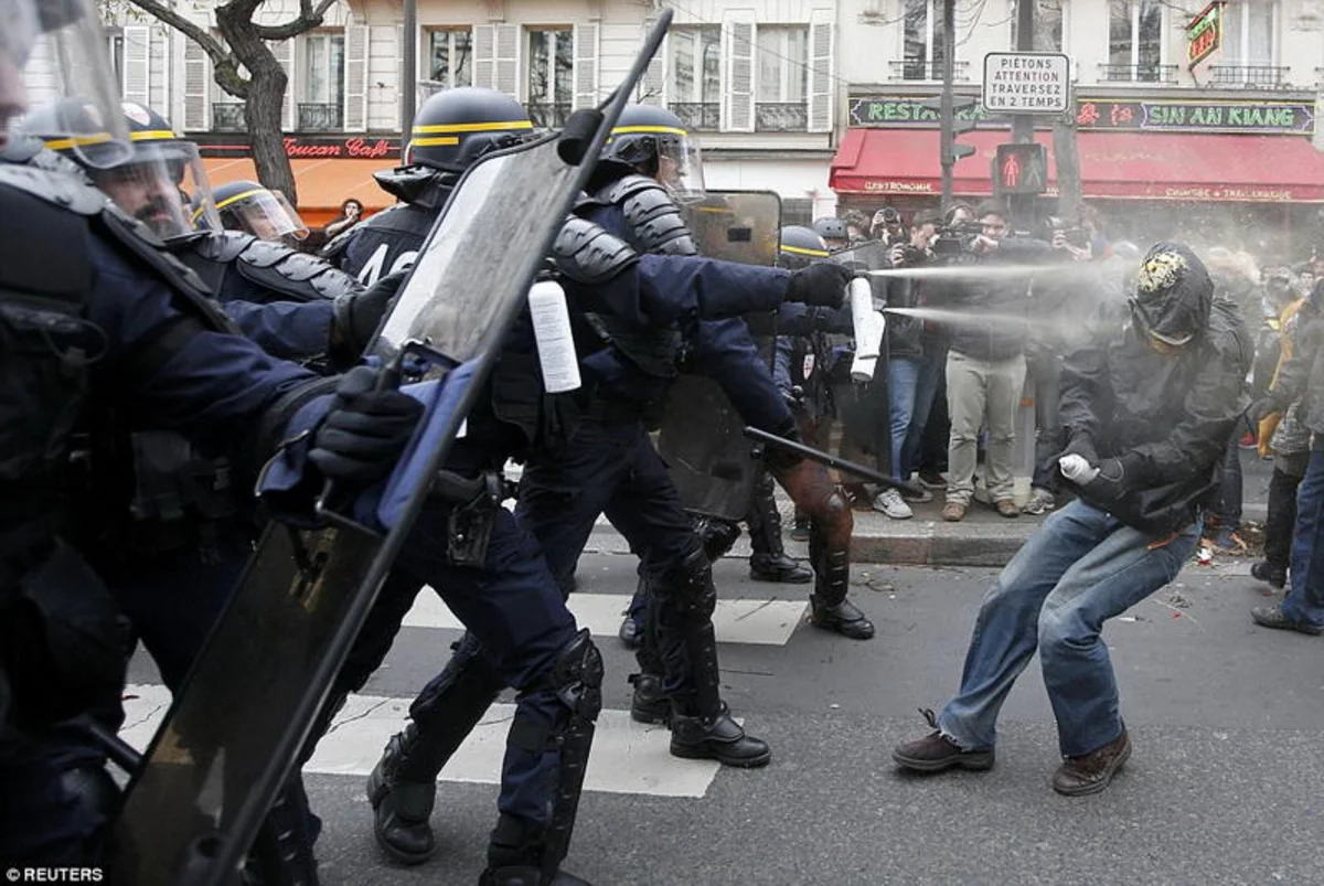 Parisdə 68 min nəfər hökumət əleyhinə aksiya keçirib