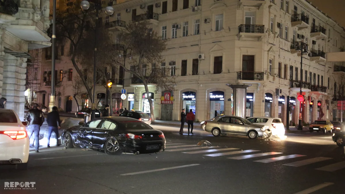 Paytaxtda vəzifəli şəxsin oğlu qırmızı işıqdan keçərək qəza törədib, ağır yaralanan var - YENİLƏNİB - FOTO - VİDEO